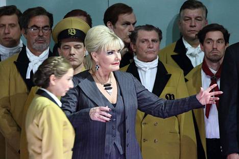 Karita Mattila hypnoottisena Ortrud-noitana Baijerin valtionoopperan produktiossa Wagnerin Lohengrin-oopperasta.