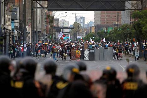 Mielenosoituksissa on vaadittu presidentin välitöntä eroa ja uusintavaaleja. Mielenosoittajia ja mellakkapoliiseja lauantaina Limassa.