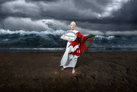 Vivienne Westwood kuvattuna Walesin rannikolla vuonna 2014. Kuva liittyy Westwoodin energiapoliittiseen Talk Fracking -kiertueeseen. 