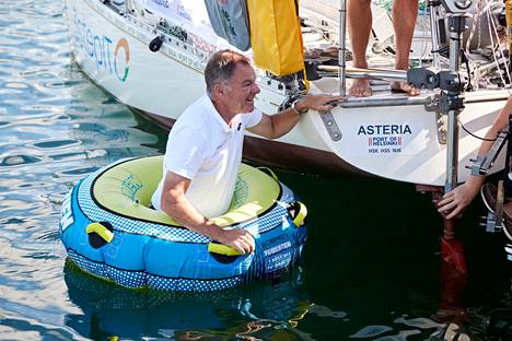 Tapio Lehtinen tarkasti Asteria-veneesä tuuliperäsimen toimintaa ennen Golden Globe Racen starttia.