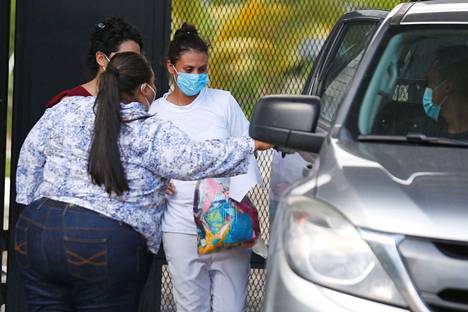 Sara Rogel (kesk.) nousi autoon vapauduttuaan vankilasta Zacatecolucassa maanantaina.
