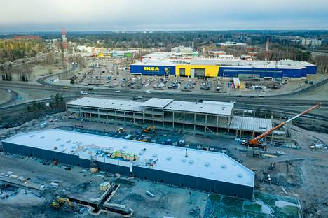 Vantaan Porttipuiston kaupallisista palveluista Ikean tuntumassa on käyty vääntöä pitkään. Alueelle ei voi rakentaa hypermarkettia, ja erikoiskaupan suuryksiköiden pitää täydentää nykyisiä palveluja. Kuva marraskuulta 2018, jolloin Helsinki Outlet -kompleksi oli rakenteilla.