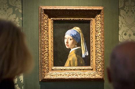 Vierailijat katselivat Johannes Vermeerin Turbaanipäinen tyttö -teosta Haagin Mauritshuisin museossa lokakuussa 2022.