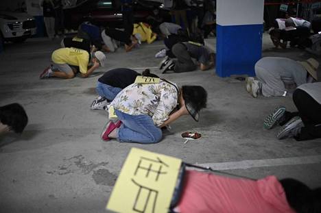 Taipein asukkaat harjoittelivat suojautumista ilmaiskuharjoituksessa maanantaina.