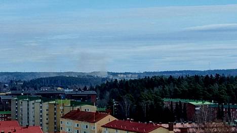 Rakennuspalon savu näkyy lukijan kuvassa Tampereen Tammelaan asti. 
