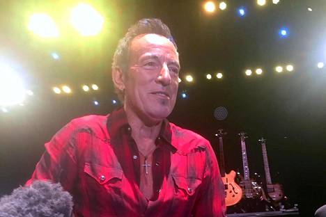 Bruce Springsteen puhui sunnuntaina toimittajille Perthissä Australiassa hetkeä ennen 3,5-tuntista keikkaansa.