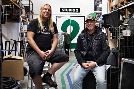 Ewo Pohjolan (vas.) ja Toni Peijun takana olevassa studiossa kuvataan Nightwishin musiikkivideota.