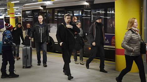 Kierteleviä bussireittejä, puoli tuntia pidempiä työmatkoja – länsimetron uusi liityntäliikenne kismitti osaa matkustajista