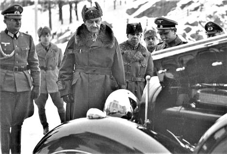 Valtakunnankansleri Hitlerin lahjoittama auto luovutettiin sotamarsalkka Mannerheimille Mikkelissä joulukuussa 1941.
