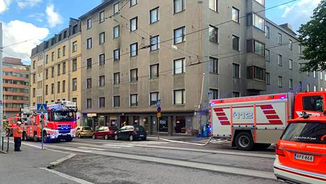 Tulipalot | Helsingin Alppiharjussa huoneistopalo Fleminginkadulla, savusukeltajat murtautuivat asuntoon