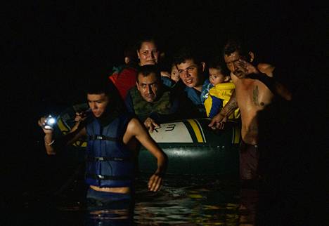 Ihmissalakuljettajat kiskoivat turvapaikanhakijoiden kumivenettä rajajoki Rio Granden ylitse heinäkuussa Texasin Romassa.