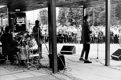 Teddy & The Tigers konsertoi Lapilan koulun pihalla 17. kesäkuuta 1979.