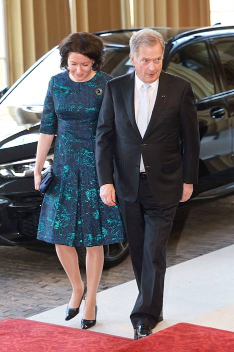 Presidentti Sauli Niinistö ja tohtori Jenni Haukio saapumassa juhlavastaanotolle Buckinghamin palatsiin perjantai-iltana.