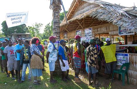 Ihmiset jonottivat äänestämään Bougainvillessa marraskuun lopussa.