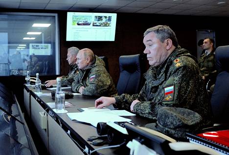 Venäjän puolustusministeri Sergei Šoigu (vas.), presidentti Vladimir Putin ja asevoimia johtava Valeri Gerasimov seurasivat pääsotaharjoitus Vostokia viime syyskuussa.