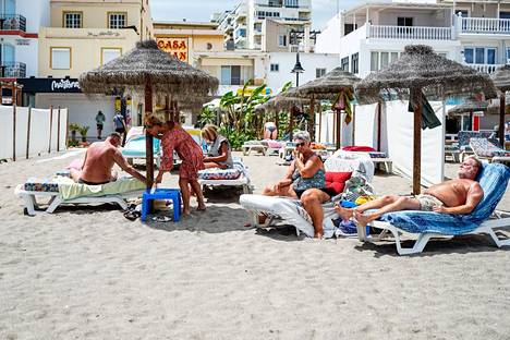 Turisteja rannalla Torremolinosissa Espanjan Aurinkorannikolla 9. toukokuuta.