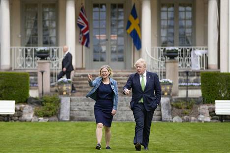Ruotsin pääministeri Magdalena Andersson ja Britannian pääministeri Boris Johnson keskustelivat Euroopan turvallisuustilanteesta keskiviikkona Ruotsin pääministerin kesäasunnolla Harpsundissa.