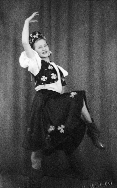 Seija Silfverberg osallistui äitinsä ompelemassa puvussa TUL:n Kilpailuun Unkarilaisella tanssilla. Kirjan kuvitusta.