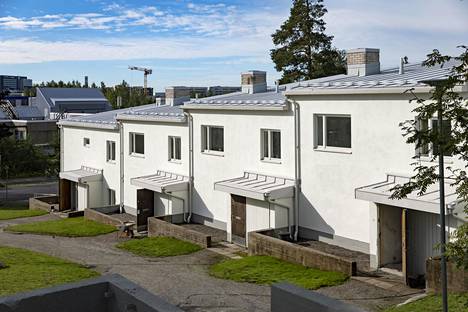 Alvar Aallon suunnittelemat Aerolan asunnot valmistuivat vuosina 1953–55. Osassa asunnoista on pienet omat pihat, osalle asunnoista kuuluu omat terassit.