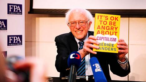 Senaattori Bernie Sanders kehotti Lontoossa ihmisiä ostamaan uuden kirjansa, koska siinä kerrotaan suomalaisesta koulutusjärjestelmästä.