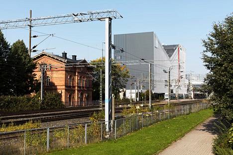 Tikkurilan Vanha rautatieasema (vas.) ja kauppakeskus Dixi tyyliltään hyvin eri henkisiä.