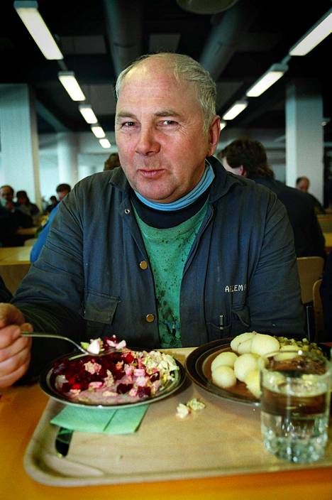 Jalo Kari on laivanrakentaja, ja hän syö lounaansa Kværner Masa-Yardsin henkilöstöravintolassa Murtajassa.