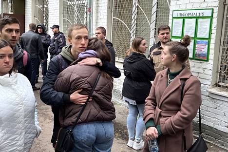 Rintamalle lähetettävät miehet hyvästelivät läheisiään Moskovan alueella sijaitsevassa Himkin kaupungissa maanantaina.