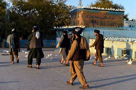 Talebanin joukot vartioivat Hazrat-e-Alin pyhättöä Mazar-i-Sharifissa 30. lokakuuta 2021. 
