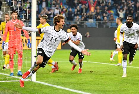 Saksan Thomas Müller juhli tekemäänsä voittomaalia Romaniaa vastaan käydyssä ottelussa perjantaina.