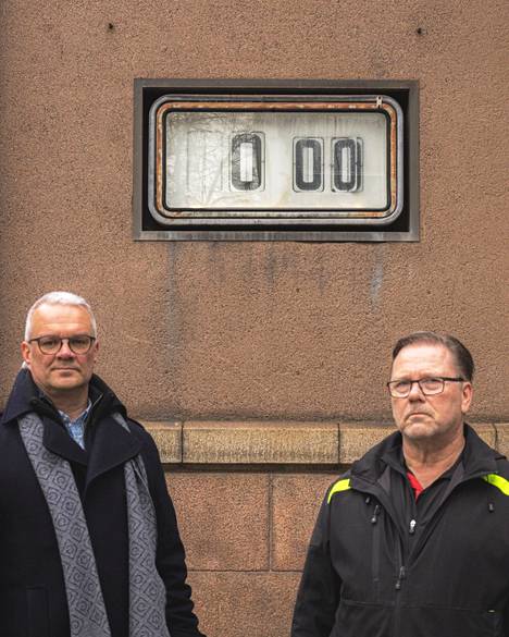 Kiinteistöpäällikkö Jussi Tammi ja kiinteistönhoitaja Markku Hirvinen kertovat, miksi postitalon kello ei tällä hetkellä toimi.