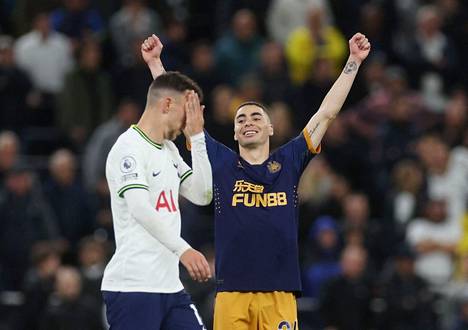 zNewcastlen Miguel Almiron juhlii tekemäänsä maalia Tottenhamia vastaan.