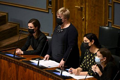 Valtiovarainministeri Annika Saarikko (kesk) puhui eduskunnan kyselytunnilla torstaina. Vasemmalla vierellä pääministeri Sanna Marin (sd), oikealla ympäristö- ja ilmastoministeri Emma Kari (vihr) ja opetusministeri Li Andersson (vas).
