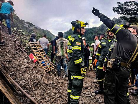 Paikalliset viranomaiset pelastivat maanvyörymän uhreja Kolumbiassa sunnuntaina.