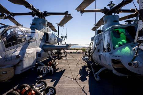 Yhdysvaltain laivastolla on paljon kalustoa, jota Suomen Puolustusvoimilta ei löydy. Kuvassa USS Kearsargen kannella UH-1Y Venom (oik.) ja AH-12 Viper -helikopterit.