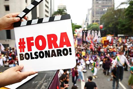 Mielenosoittajat vaativat loppua presidentti Jair Bolsonaron valtakaudelle São Paulossa Brasiliassa lokakuussa. 