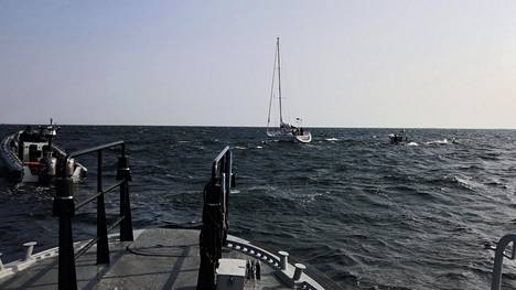 Veden varaan joutunut purjehtija pelastettiin helikopterilla Saaristomerellä