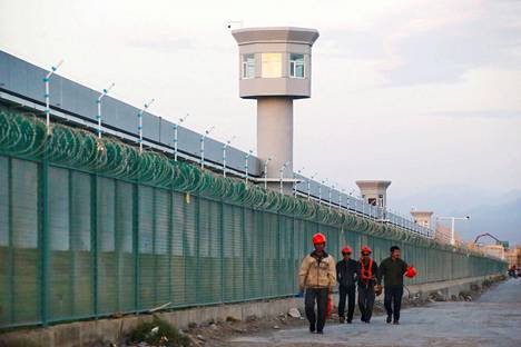 Rakennusmiehet kävelivät Dabanchengissa, Xinjiangissa sijaitsevan uudelleenkoulutusleirin ulkopuolella syyskuussa 2018.