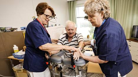 Ritva Kahelin, 70, ehti olla eläkkeellä vain päivän: Viitasaarella eläkeläiset hoitavat vanhuksia pahenevan hoitajapulan vuoksi 