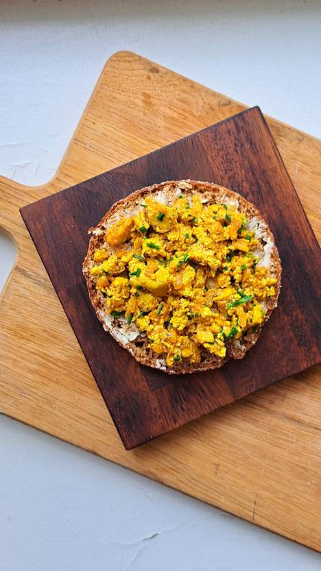 You can prepare an easy tofu stew as a topping on breakfast bread, for example.