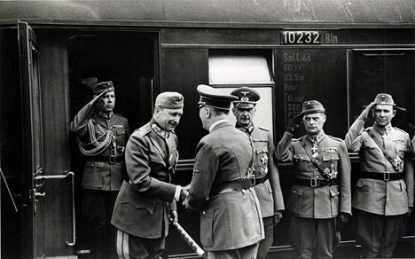Marsalkka Mannerheim vastavierailulla Hitlerin luona Saksassa kesällä 1942. Kuvassa adjutantti, everstiluutnantti Ragnar Grönvall (vas.), Mannerheim, Hitler, kenraali Waldemar Erfurth, kenraaliluutnantti Wiljo Einar Tuompo ja kenraaliluutnantti Paavo Talvela.