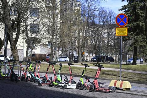 Helsinki yrittää puuttua sähköpotkulautakaaokseen muun muassa kantakaupungin parkkeerausrajoituksilla.