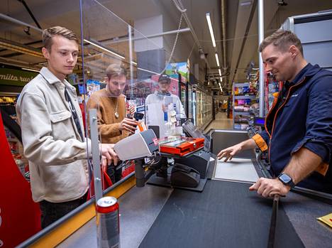 Kai-Erik Nuutinen bought a 149.15 euro can of ES on Monday, October 17.  K-Supermarket Antinkatu's industrial manager Jesse Siuro was amused that the buyer had come all the way from Turku.