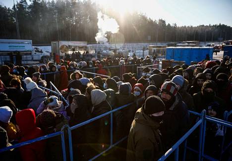 Ihmisiä Grodnon alueella Valko-Venäjän puolella Puolan vastaista rajaa 22. joulukuuta.