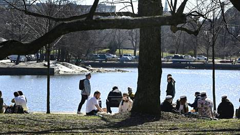 Ihmisiä piknikillä Tokoinrannalla Helsingissä vappupäivänä.