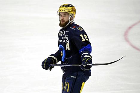 Joni Piipponen iski Kiekko-Espoon neljännen maalin Mestiksen neljännessä finaalissa. Kuva ensimmäisestä loppuottelusta.