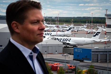Finnairin toimitusjohtaja Topi Manner lentokentällä toukokuun lopulla.