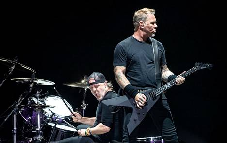 Metallican Lars Ulrich (vas.) ja James Hetfield keikalla Helsingissä toukokuussa 2018.