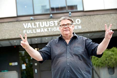 Entinen Espoon kuntapoliitikko Timo Soini kuvattuna Espoon valtuustotalolla viime kesänä.