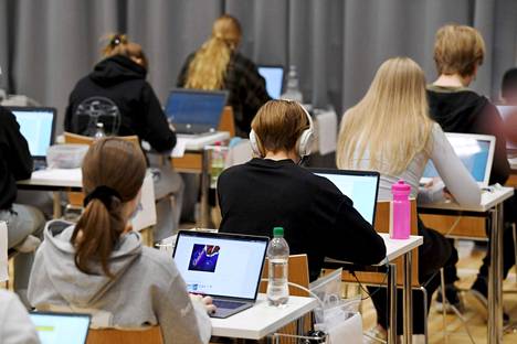 Opiskelijoita ylioppilaskirjoituksissa Ressun lukiossa Helsingissä maanantaiaamuna 13. syyskuuta 2021.