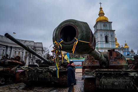 Tuhottua venäläistä sotakalustoa Kiovassa. 